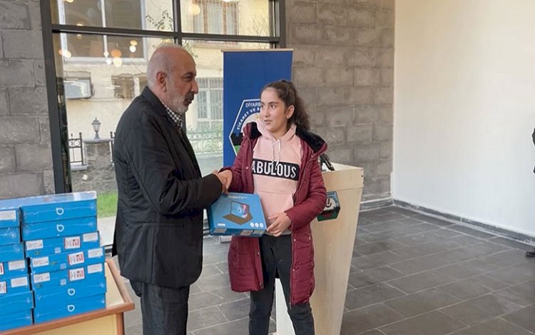 Diyarbakır'da Kürtçeyi seçen 120 öğrenciye tablet