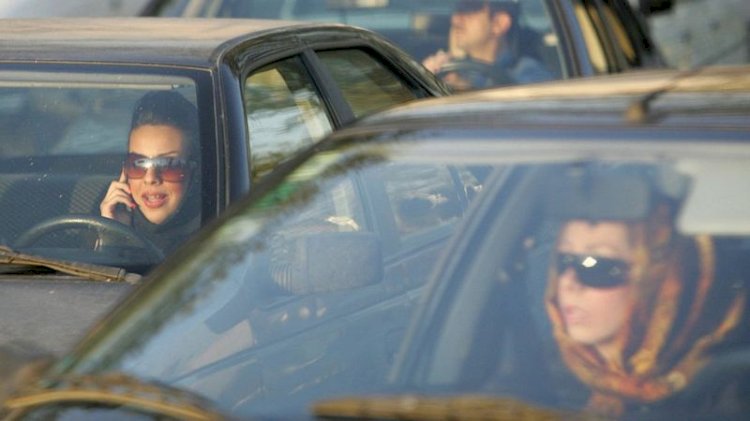 İran'da araç sahiplerine "başörtüsü ihlali mesajı" yeniden atılmaya başladı