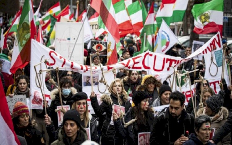 Fransa'da binlerce kişi İran'daki göstericilere destek için yürüdü