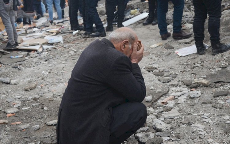 Depremde hayatını kaybedenlerin sayısı 3 bin 703'e yükseldi