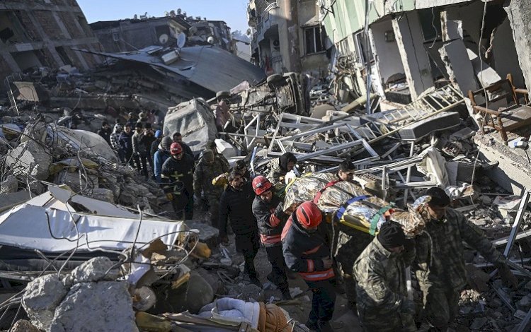 Depremlerde hayatını kaybedenlerin sayısı 21 bin 43'e yükseldi