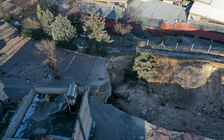 Antep'te depremin etkisiyle devasa çukur oluştu