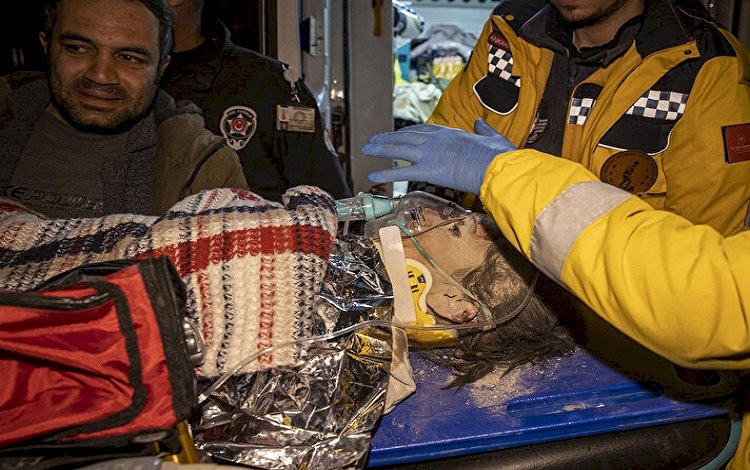 Enkaz altında kalan kadın, depremin 258'inci saatinde kurtarıldı