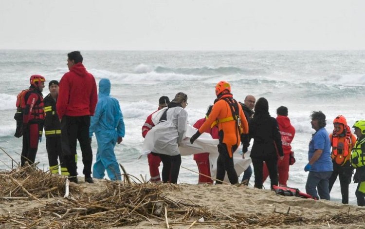 İtalya'da sığınmacı teknesi battı: En az 43 ölü