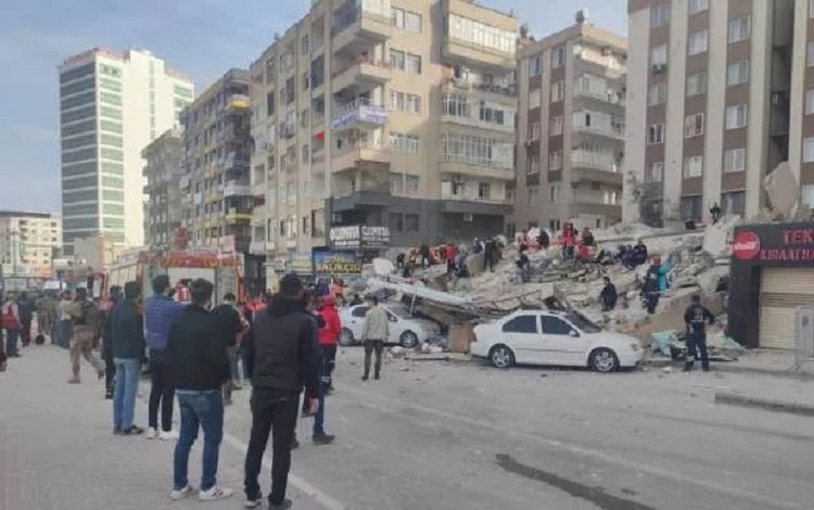 Urfa'da 6 katlı bina çöktü! Arama kurtarma başlatıldı