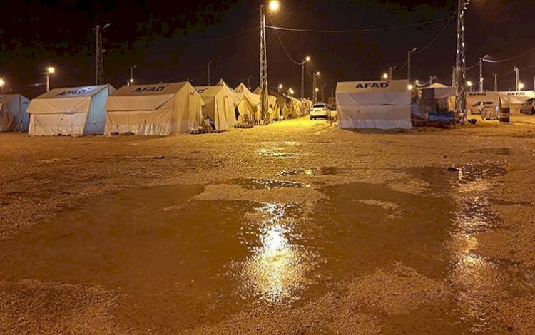 Maraş’ta çadır kenti su bastı. Depremzedeler geceyi sokakta geçirdi