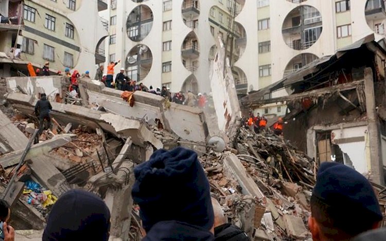 Diyarbakır'da yıkılan bina incelendi: Kolonlar inceltilmiş