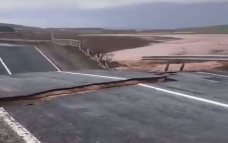 Sel felaketi Urfa'da kara yolunu böyle yuttu