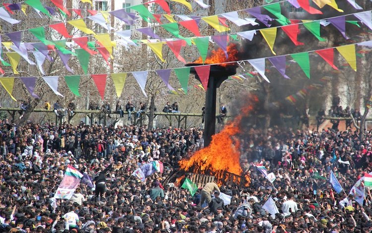 Diyarbakır Barosu: Geleneksel kıyafet ve motiflerle Newroz'a katılmak suç değil