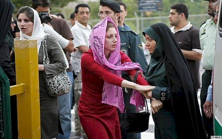 İran başörtüsü takmayan kadınları tespit etmek için sokaklara kamera yerleştirecek