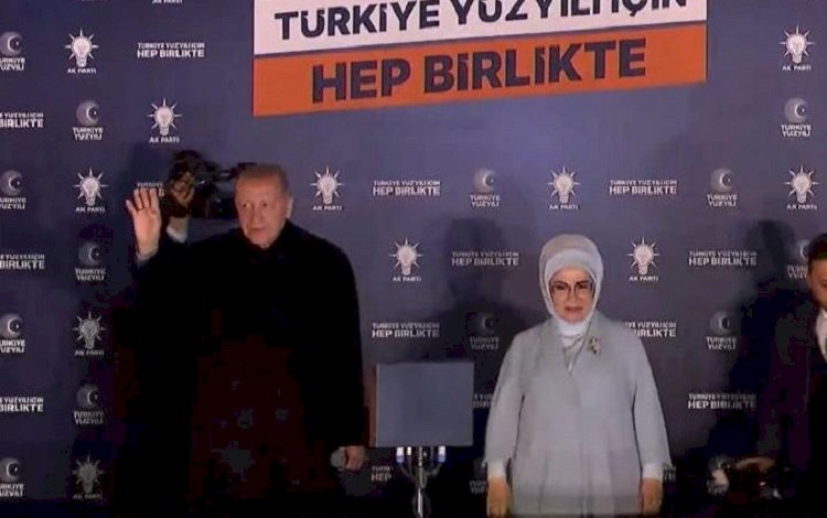 Erdoğan balkon konuşması yaptı: 'Açık ara öndeyiz'