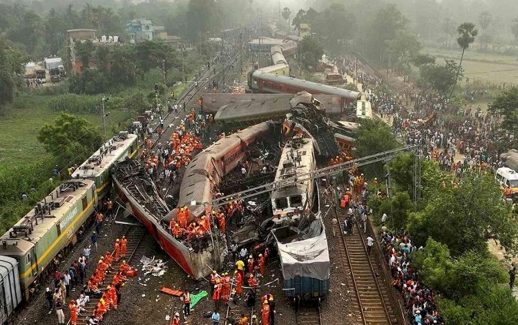 Hindistan'da tren kazası: Ölü sayısı 290'a yükseldi