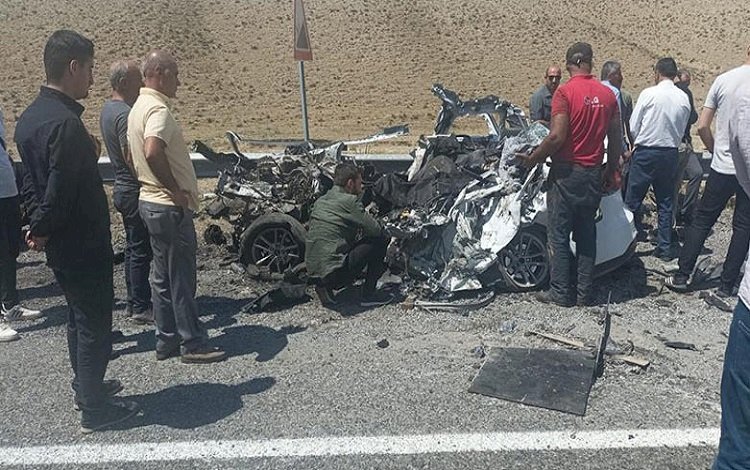 Van’da askeri araçla otomobil çarpıştı: 1 kişi öldü, 12 asker yaralandı