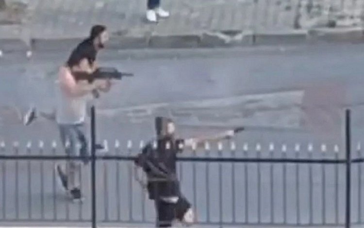 Esenyurt'ta sokak ortasında silahlı çatışma
