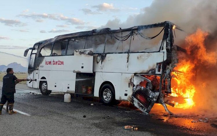 Ağrı'da İran'dan gelen otobüste yangın çıktı