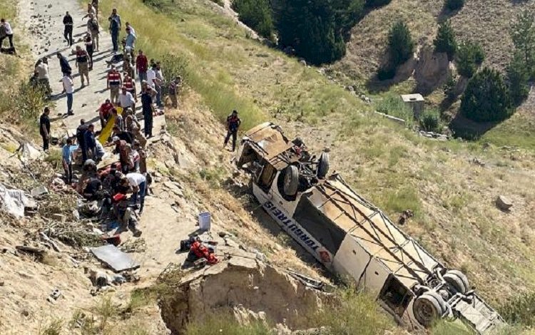 Kars’ta otobüs 50 metre yükseklikten düştü: Ölü ve yaralılar var!