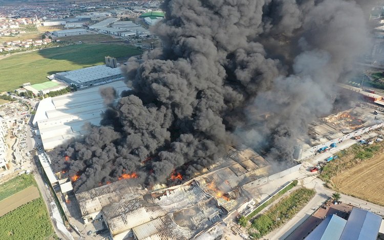 Bursa'da büyük fabrika yangını! Alevler diğer işletmelere sıçradı