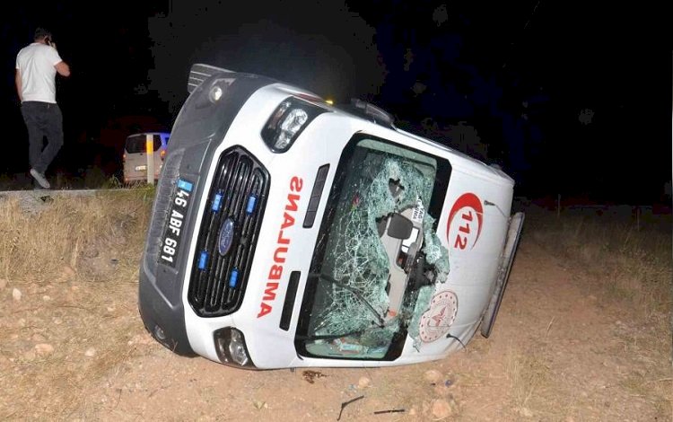 Maraş’ta ambulans devrildi: 5 kişi yaralandı