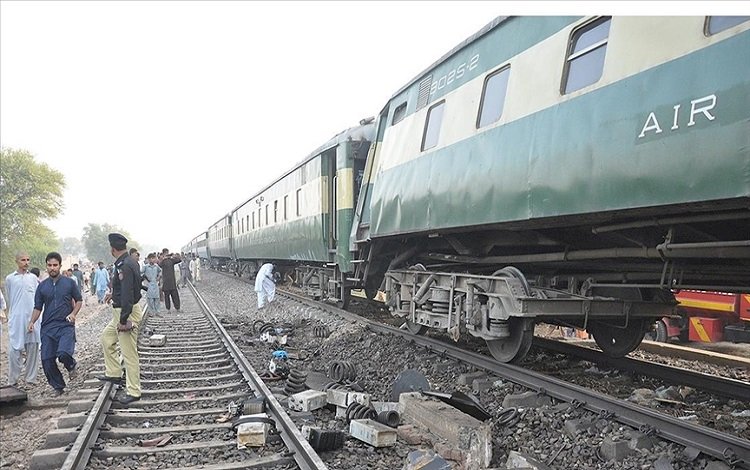 Pakistan'da yolcu treni raydan çıktı: Çok sayıda ölü ve yaralı var