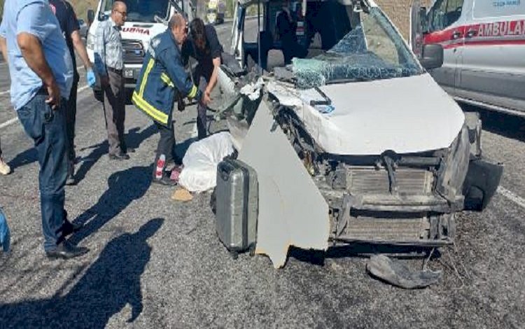 Van'da ticari araç, TIR'a çarptı: 3 ölü, 3 yaralı