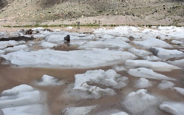 Hakkari'de Cilo buzullarının erimesi sonucu buzul gölü genişledi