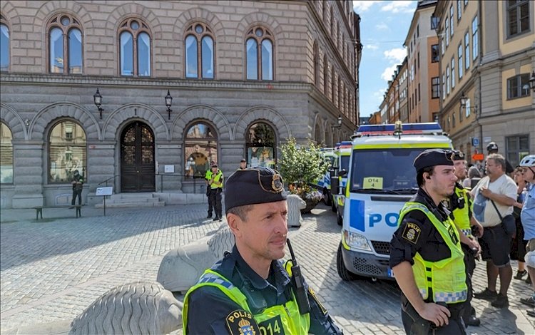 İsveç'te  İran'ın Stockholm Büyükelçiliği önünde Kur'an-ı Kerim yakıldı