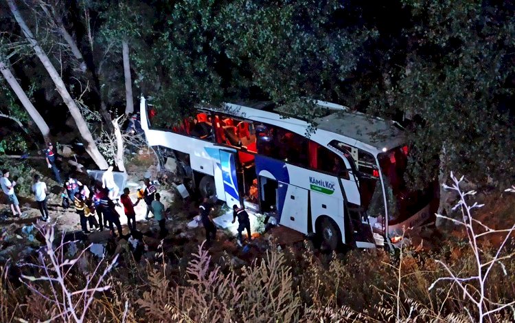 Yozgat'ta yolcu otobüsü şarampole uçtu: Çok sayıda ölü ve yaralı var