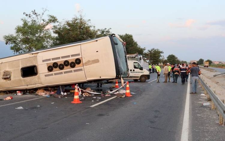 Kum yüklü kamyon, yolcu otobüsüne çarptı: 6 ölü, 43 yaralı