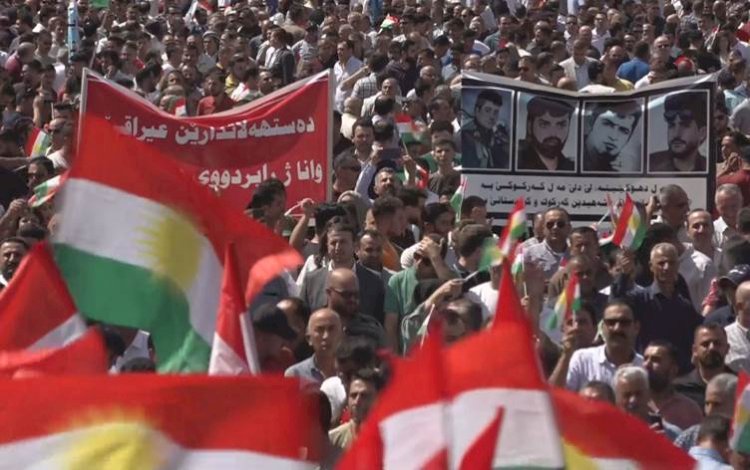 Duhok'ta Kürtler Bağdat'ı protesto ediyor