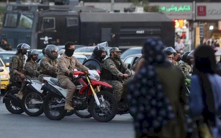 İranlı çevik kuvvet polisi, taraf değiştirerek göstericilere katıldı