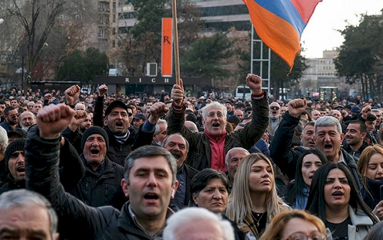 Erivan'da binlerce kişi sokakta: Paşinyan'ın istifasını istiyorlar