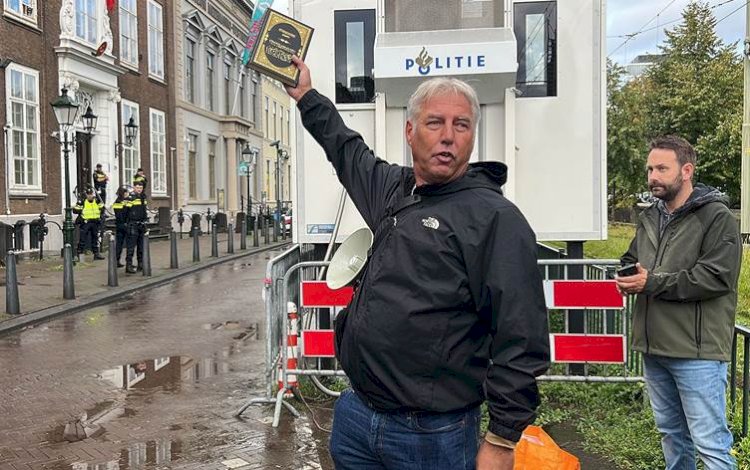 Hollanda'da PEGIDA lideri Kur'an-ı Kerim'i yırttı