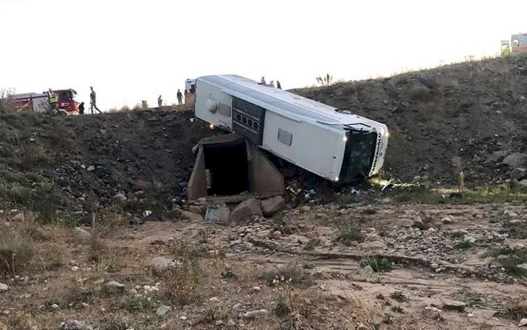 Erzurum'da yolcu otobüsü şarampole yuvarlandı: 3 ölü, 22 yaralı