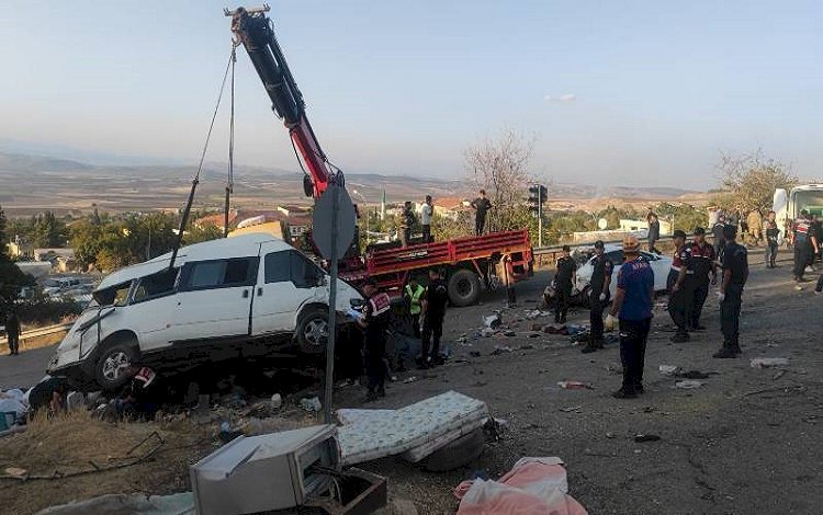 Antep'te kamyonun freni patladı: 6 ölü, 16 yaralı