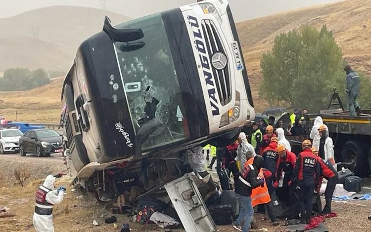 Van otobüsü Sivas'ta devrildi: 7 ölü, 40 yaralı!