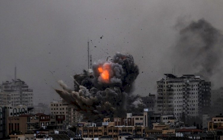 Gazze'de sivillerin sığındığı okul bombalandı