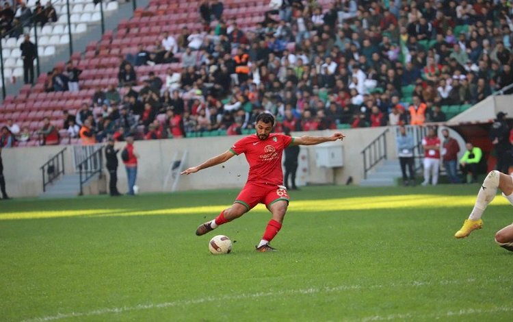 Amedspor’lu futbolcunun annesi maçta gözaltına alındı