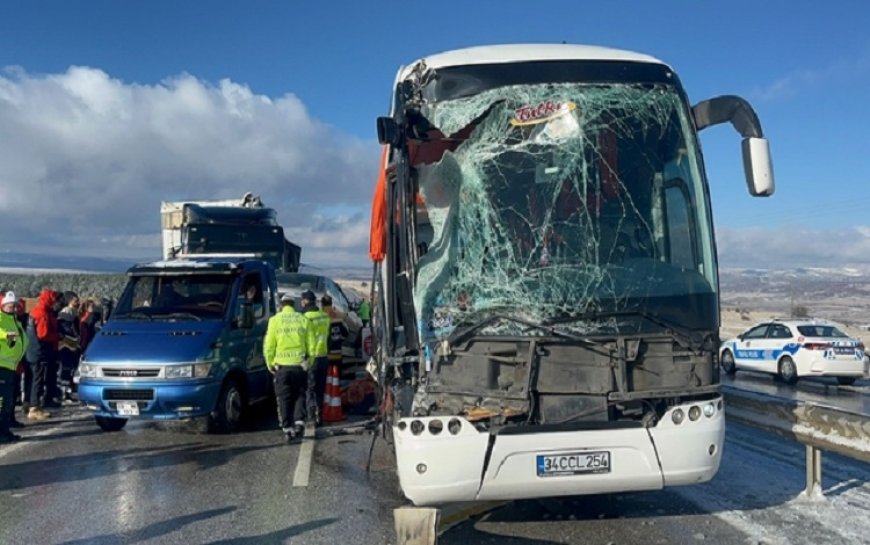Sivas'ta yolcu otobüsü tıra çarptı: Ölü ve yaralılar var