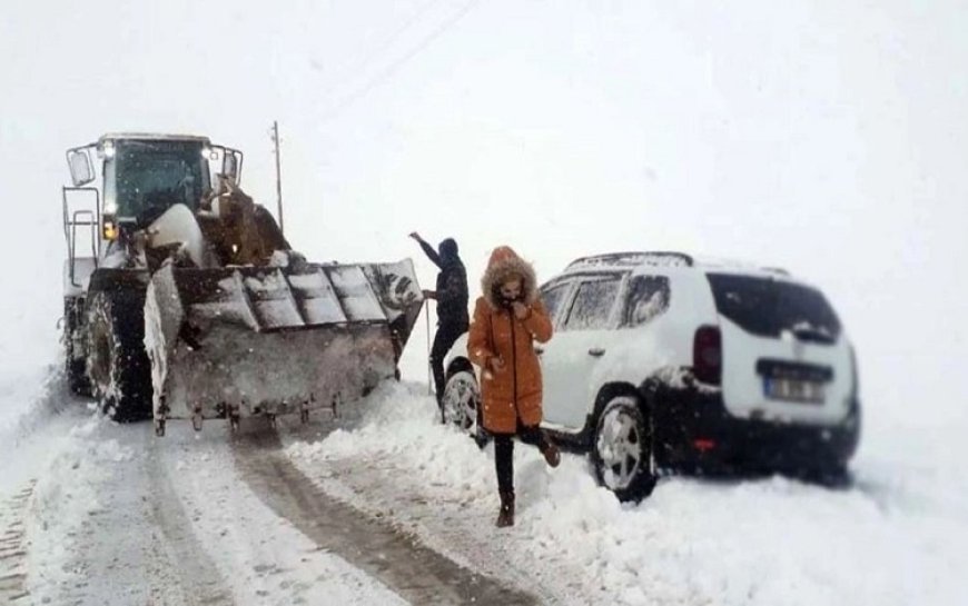 Van'da kar yağışı: 138 köy ve mezranın yolu kapandı