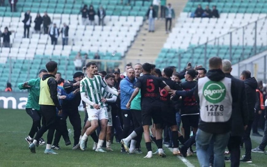 Bursasporlu oyuncular, Diyarbekirsporlu oyunculara saldırdı: 6 kırmızı kart çıktı!
