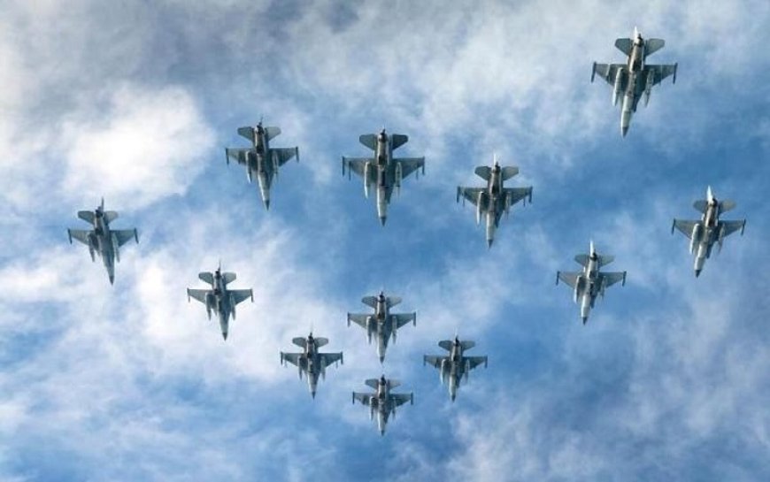 Hollanda: Ukrayna’ya 18 adet F-16 savaş uçağı gönderilecek