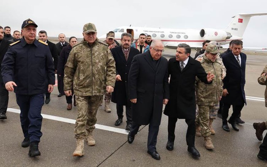 Savunma Bakanı Güler ve TSK komuta kademesi Türkiye-Kürdistan Bölgesi sınırında