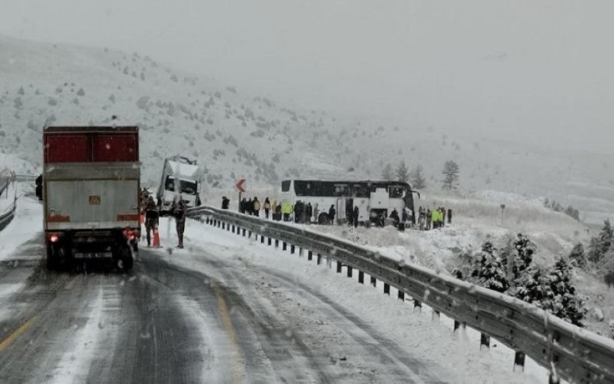 Kars'ta iki otobüs ile bir kamyon çarpıştı: 2 ölü, 8 yaralı