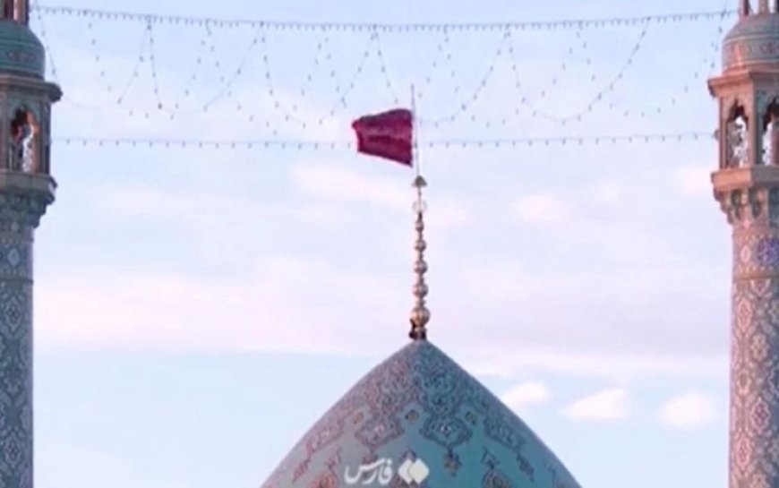 İran'da saldırının ardından cami kubbesine 'intikam bayrağı' çekildi