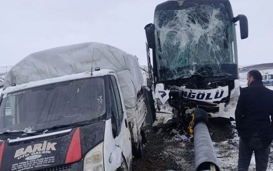 Ağrı'da yolcu otobüsü ile kamyonet çarpıştı: 11 yaralı
