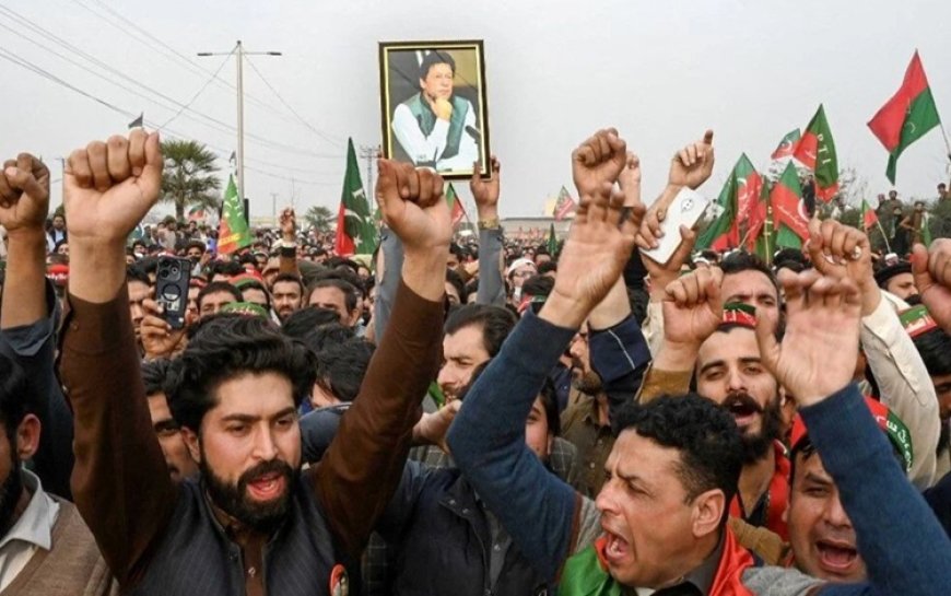 Pakistan'da İmran Han destekçileri ayakta: Twitter kısıtlandı