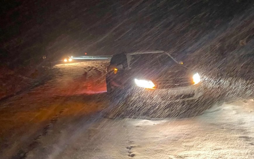 Bitlis'te kar esareti: 30 kişi dağda mahsur kaldı