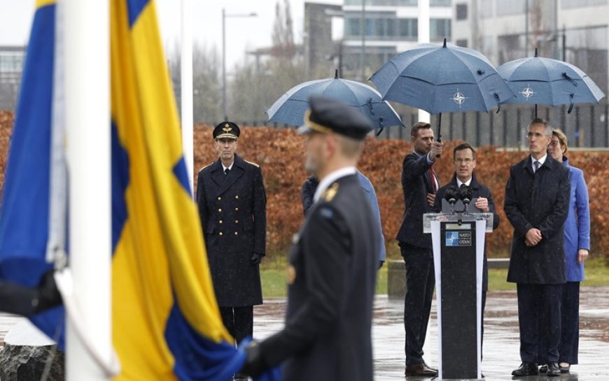 İsveç bayrağı NATO karargahında göndere çekildi