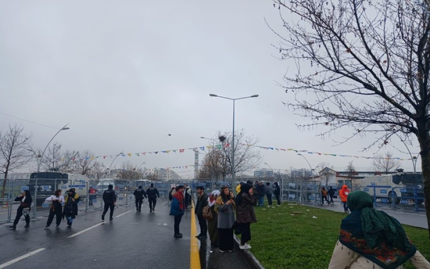 Diyarbakır'da halk Newroz alanında toplanmaya başladı
