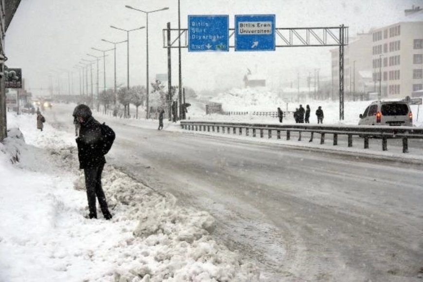 Bitlis'te kar yağışı: Köy yolları ulaşıma kapandı